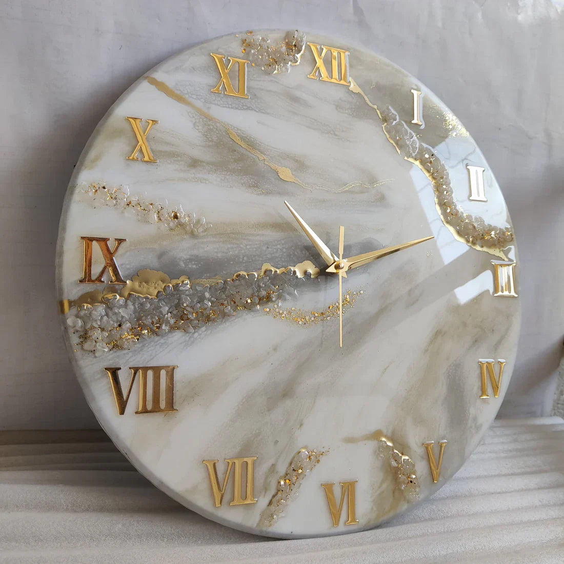 Cream Radiance – The Luxury Resin Clock with Gold Veins