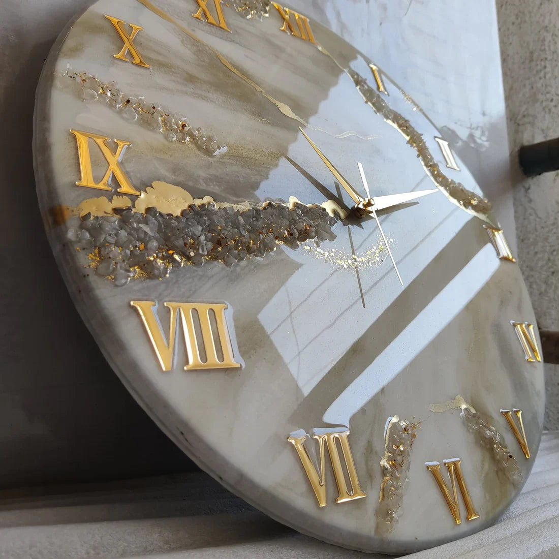 Cream Radiance – The Luxury Resin Clock with Gold Veins