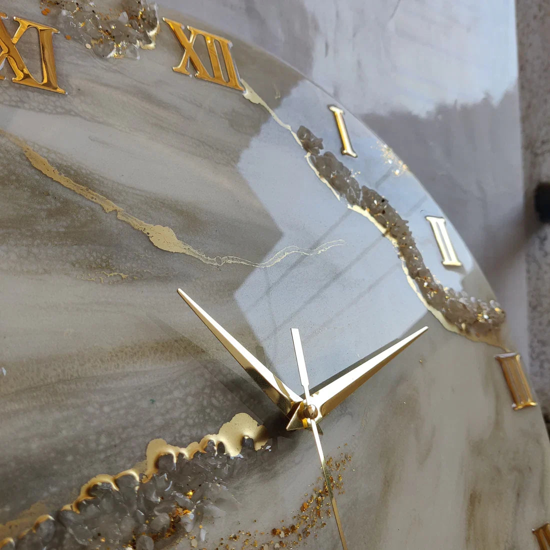 Cream Radiance – The Luxury Resin Clock with Gold Veins