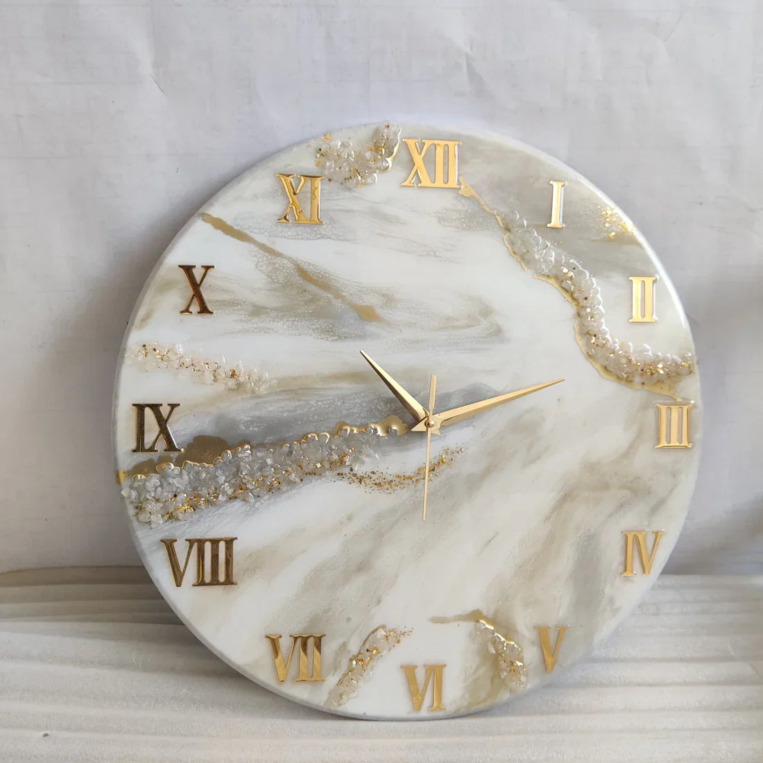 Cream Radiance – The Luxury Resin Clock with Gold Veins