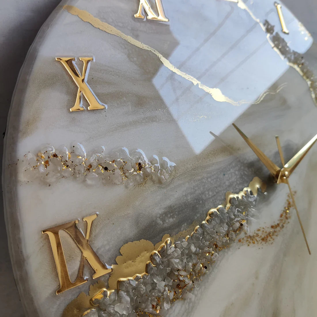 Cream Radiance – The Luxury Resin Clock with Gold Veins