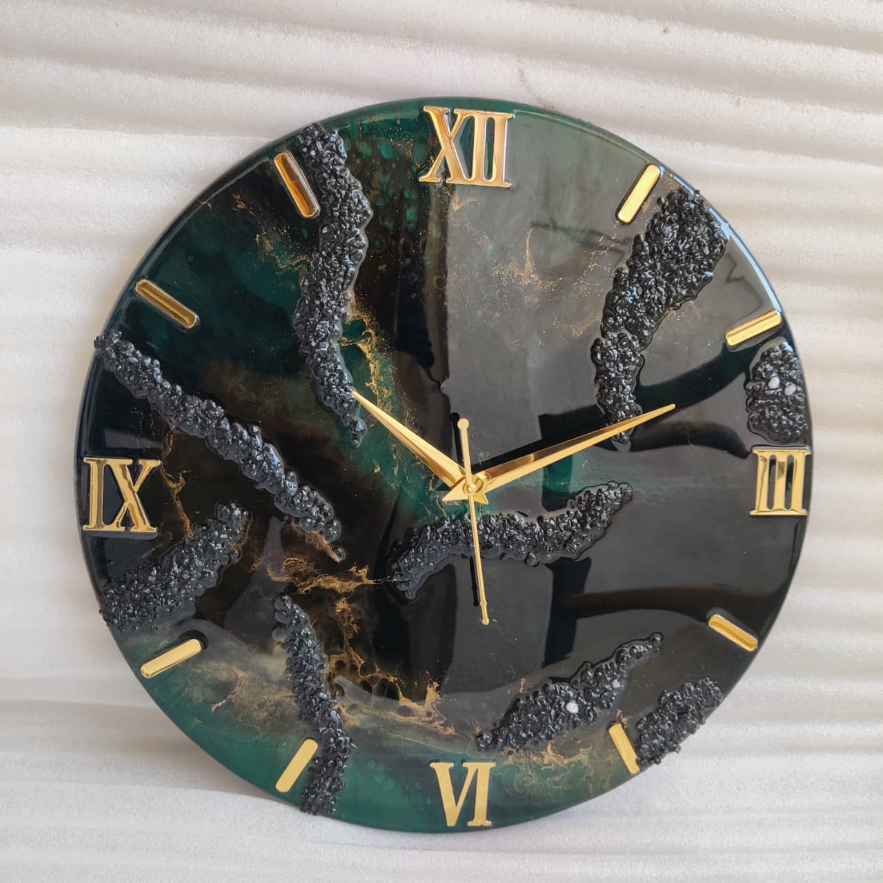 Emerald Noir Prestige Luxury Resin Wall Clock – Black Emerald Roman Edition