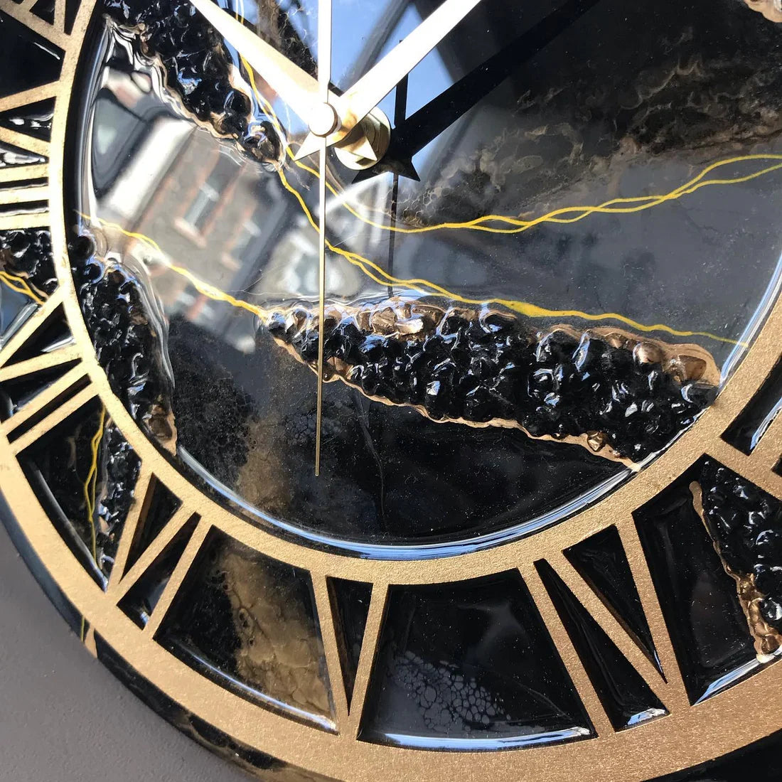 Black Radiance – The Luxury Resinart Clock with Golden Frame