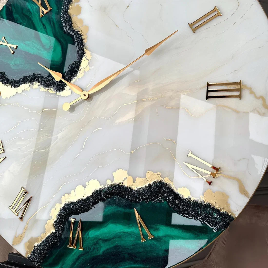 Emerald Mist Luxe – Green Resinart Clock