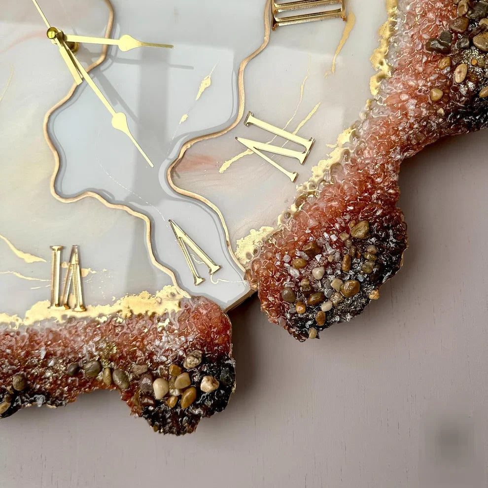 Golden Plume – Elegant Resin Art Clock