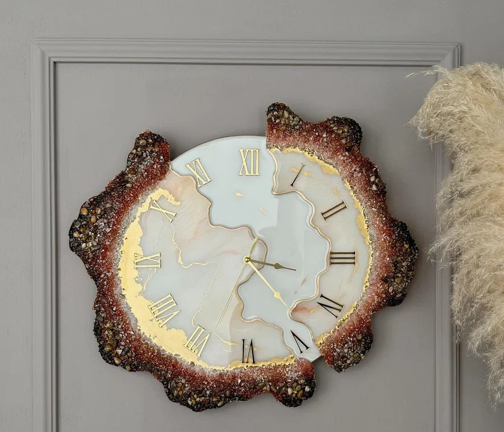Golden Plume – Elegant Resin Art Clock